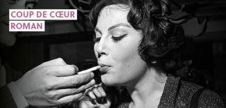 femme allumant une cigarette